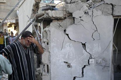 Un hombre llora junto a las ruinas de un edificio destruido por el bombardeo en Rafah.