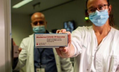 Una sanitaria extrae del congelador, donde se guardan, las primeras dosis de la vacuna de Moderna, en el hospital de Son Espases de Palma de Mallorca en enero.