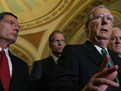 Mitch McConnell, el l&iacute;der republicano en el Senado, junto a otros republicanos en el Capitolio.
 