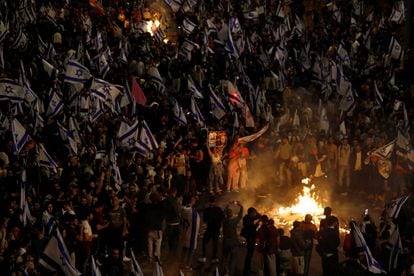 Decenas de personas protestan en Tel Aviv, este domingo. 