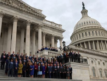 Los nuevos miembros de la Cámara de Representantes posan ante el Capitolio este miércoles en Washington.