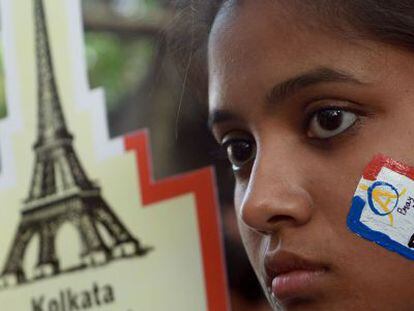 Una joven india en un homenaje a las v&iacute;ctimas de Par&iacute;s.