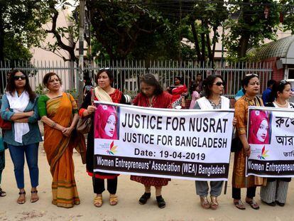 Protesta en Bangladesh por la muerte de la estudiante Nusrat Jahan Rafi in Dacca en abril. 