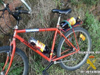 La bicicleta intervenida, con dos botellas de vino.