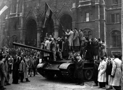 Rebeldes h&uacute;ngaros celebran la captura de un tanque sovi&eacute;tico frente a la sede del Parlamento en Budapest en noviembre de 1956. 