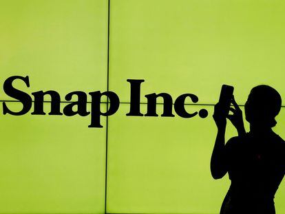 El logo de Snap en una pantalla de la Bolsa de Nueva York cuando la compañía salió a cotizar, en 2017.