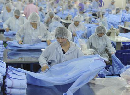 Trabajadoras de una empresa de la provincia china de Anhui, que confecciona ropa hospitalaria.