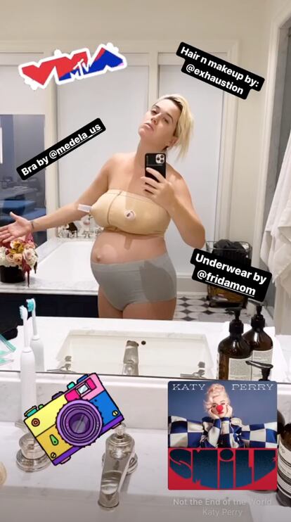 Katy Perry posa en su baño cuatro días después del parto.