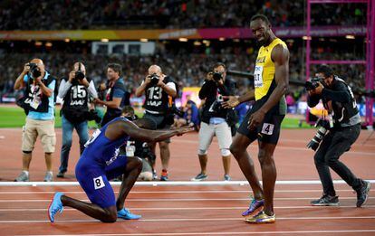 Justin Gatlin (i), se arrodilla frente a Usain Bolt (d) tras la final masculina de 100 metros lisos en el Campeonato Mundial de Atletismo celebrado en Londres, el 5 de agosto de 2017.