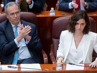 La presidenta madrileña, Isabel Díaz Ayuso, y el vicepresidente de la Comunidad, Enrique Ossorio, este jueves durante el pleno de la Asamblea.