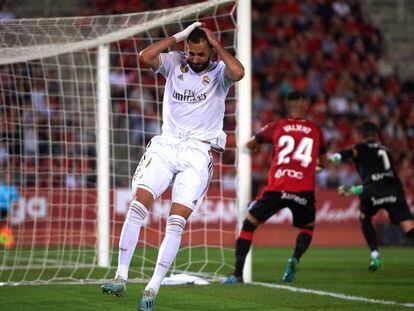 Benzema lamenta su disparo al palo en el partido ante el Mallorca.