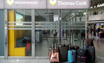 Maletas apiladas cerca de una oficina cerrada de la compañía de viajes Thomas Cook, en el aeropuerto de Frankfurt, Alemania, este lunes.