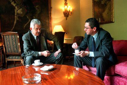 Reunión entre el presidente de la Comunidad Autónoma de Madrid, Alberto Ruiz Gallardón (derecha) y el líder de los socialistas catalanes, Pasqual Maragall, en Barcelona, el 4 de mayo de 2001.