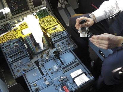 Un piloto en la cabina de un Airbus A321 durante el abordaje de un vuelo de Germanwings en 2015.