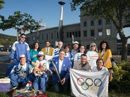 Un grupo de voluntarios, reunido junto al Estadio Ol&iacute;mpico 25 a&ntilde;os despu&eacute;s de los Juegos.