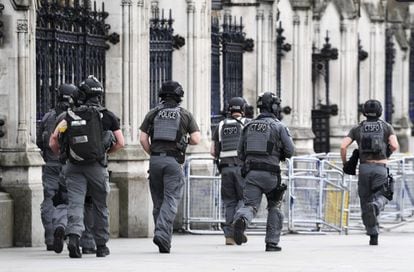Agentes de policía británicos permanecen en guardia tras el ataque ante el Parlamento en Londres.