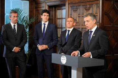 Iñigo Urkullu, acompañado por los diputados generales Markel Olano (Gipuzkioa), Unai Rementeria (Bizkaia) y Ramiro González (Álava), lee una declaración en defensa del Concierto Económico.