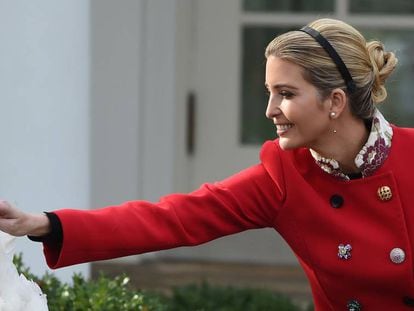 Ivanka Trump acaricia el pavo indultado por su padre, el presidente Trump, en la Casa Blanca, dos días antes de Acción de Gracias.