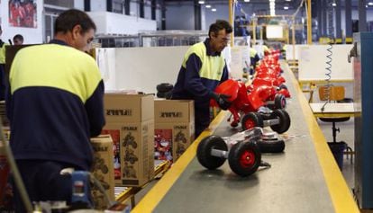 L&iacute;nea de montaje de juguetes en la nueva planta de producci&oacute;n de Famosa en Alicante.