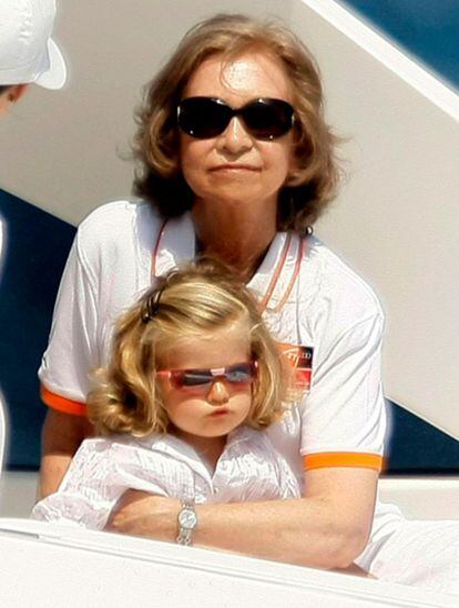 La reina Sofía junto a la infanta Leonor, durante el paseo que realizó por la bahía de Palma a bordo de la lancha 'Somni', para seguir el último día de regatas, agosto de 2008.