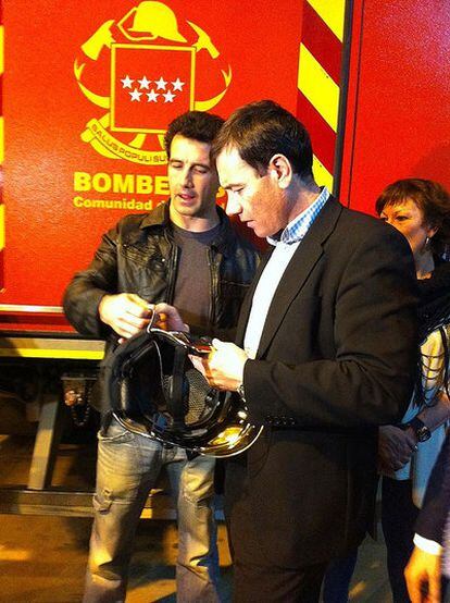 Tomás Gómez, con un bombero de Pozuelo.