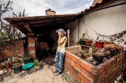 Una mujer observa los destrozos causados por el fuego en su propiedad, en  Outeiro da Serra (Portugal), este jueves.