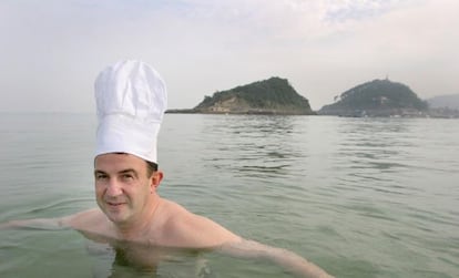 El cocinero Martín Berasategui se baña en la playa donostiarra de Ondarreta.