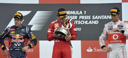 Alonso besa el trofeo ante el gesto contrariado de Vettel y Button