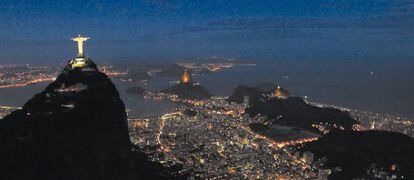 Vista nocturna de Río de Janeiro.