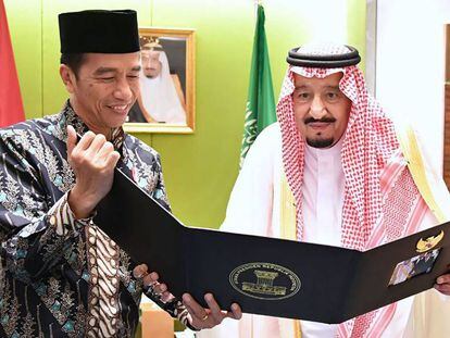 El presidente de Indonesia, Joko Widodo (izquierda), con el rey Salman, en Yakarta el 3 de marzo.