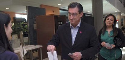 El candidato de UPyD a la Presidencia del Principado de Asturias, Ignacio Prendes, junto a su esposa, vota hoy en un colegio electoral de Gij&oacute;n.