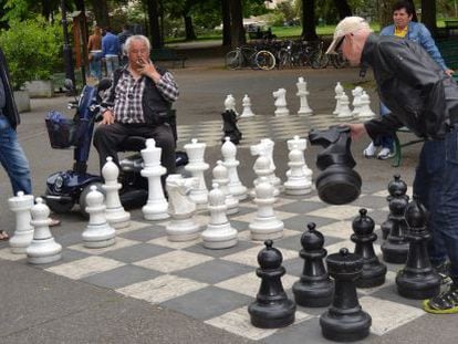 Ginebrinos juegan al ajedrez en el Parc des Bastions.