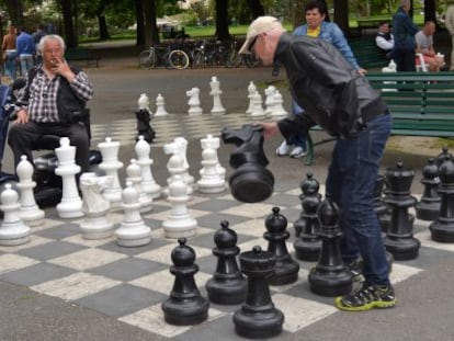 Ginebrinos juegan al ajedrez en el Parc des Bastions.