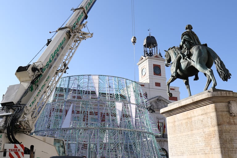 Una grúa trabaja en el montaje del árbol de Navidad en la Puerta del Sol, en Madrid, el 10 de noviembre.