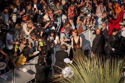 Julianne Moore saluda a los fans antes de asistir a la ceremonia de apertura de Cannes, el día 17 de mayo.