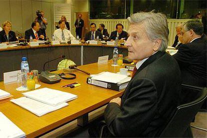 Trichet (en primer plano), en la reunión del Consejo del BCE celebrada ayer.