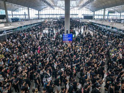 China endurece el tono y ve  signos de terrorismo  en las protestas, tras un fin de semana que ha dejado al menos 45 heridos