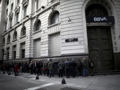 La inquietud ante un nuevo corralito lleva a los argentinos a retirar sus ahorros en dólares y guardarlos de otras formas