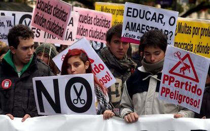 Manifestación de estudiantes ante el Ministerio de Educación esta mañana.