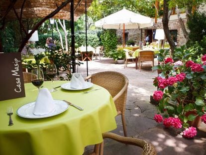 Terraza-restaurante de la Casa Masip, un hotel familiar en Ezcaray (La Rioja).