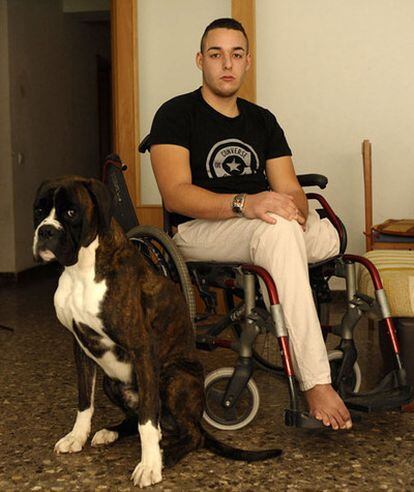 El soldado Rubén López, en silla de ruedas en su casa junto a su perro, perdió una pierna en un ataque en Afganistán.