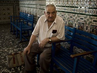 Macario Garc&iacute;a Consuegra, maquinista jubilado, en la sala de espera de Alc&aacute;zar de San Juan, decorada con azulejos alusivos al Quijote.