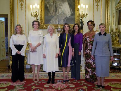 De izquierda a derecha, la condesa de Wessex, la reina Matilde de Bélgica, la reina consorte Camila, la reina Rania de Jordania, la princesa Mary de Dinamarca, la primera dama de Sierra Leona, Maada Bio y la primera dama de Ucrania Olena Zelenska, en el palacio de Buckingham el 29 de noviembre de 2022.