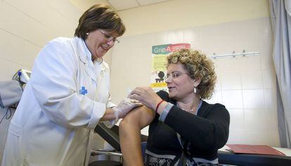 La ex consejera de Salud Marina Geli se vacuna contra la gripe A en una imagen de archivo.