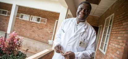 El ginecólogo congoleño Nobel de la Paz 2018, Denis Mukwege, en el hospital de Panzi en 2009.