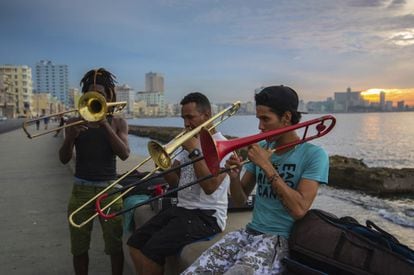 El Malecón por excelencia. El Malecón Habanero, creado a partir de 1901, se extiende a lo largo de ocho kilómetros y es un icono de la capital cubana. Entre la Torre de la Chorrera y el Castillo de la Punta, deja a su paso edificios con el aire decadente e inconfundible de La Habana, monumentos, vendedores, pescadores, fiesteros, soñadores e inconformistas que miran al norte, a Florida, que está un poco más allá del mar. Una joya única a cualquier hora del día.