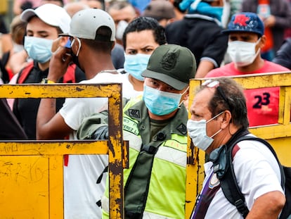 Un grupo de migrantes, protegidos con mascarilla, la semana pasada en el principal paso fronterizo entre Venezuela y Colombia, en Cúcuta.