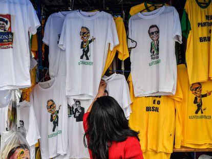 Vista de camisetas con imágenes del candidato presidencial por el Partido Social Liberal (PSL), en el centro de São Paulo, Brasil.  