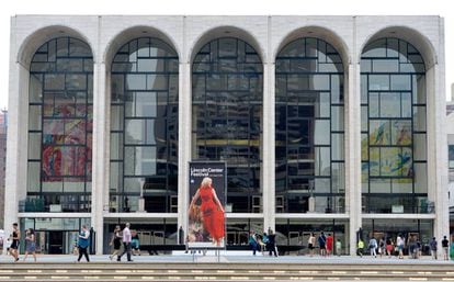 Vista de la entrada principal de la &Oacute;pera Metropolitan hoy, jueves 31 de julio de 2014, en el Lincoln Center de Nueva York.