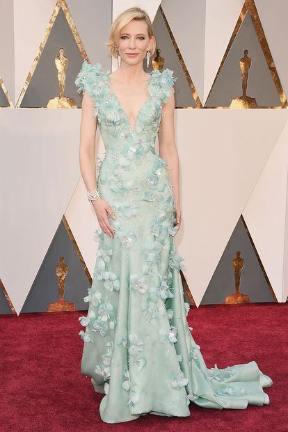 Cate Blanchett arriesgó con un diseño cuajado de flores de Armani Privé.